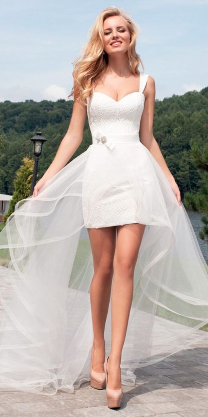 Cô dâu hiện đại với những mẫu váy cưới ngắn sành điệu