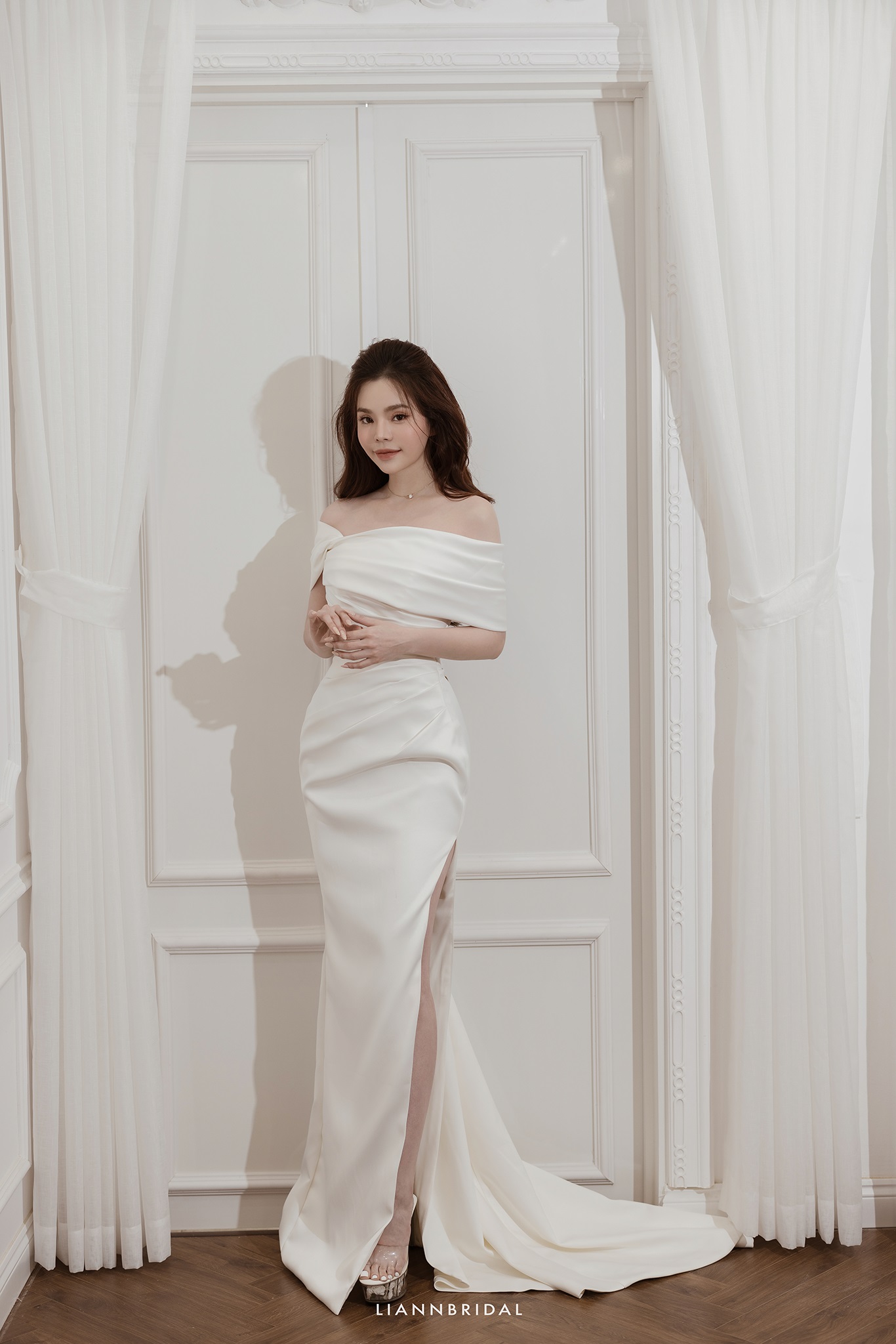 Phan Hiển đưa Khánh Thi đi thử váy cưới chuẩn bị cho hôn lễ sau 1 thập kỉ b  | Tin tức Online